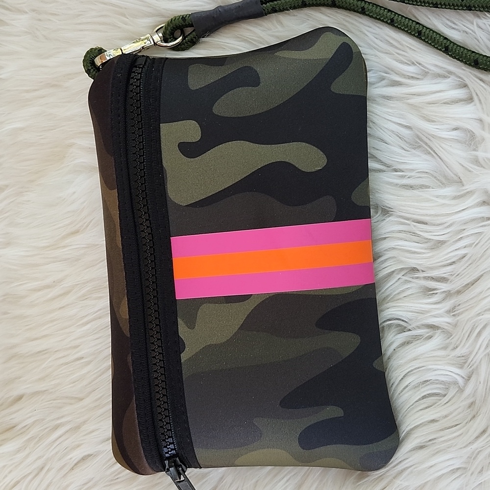 HAUTE SHORE GREYSON NEOPRENE CAMO WRISTLET - Picture 7 of 7
